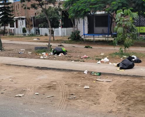 la basura en la Urb. La Estancia